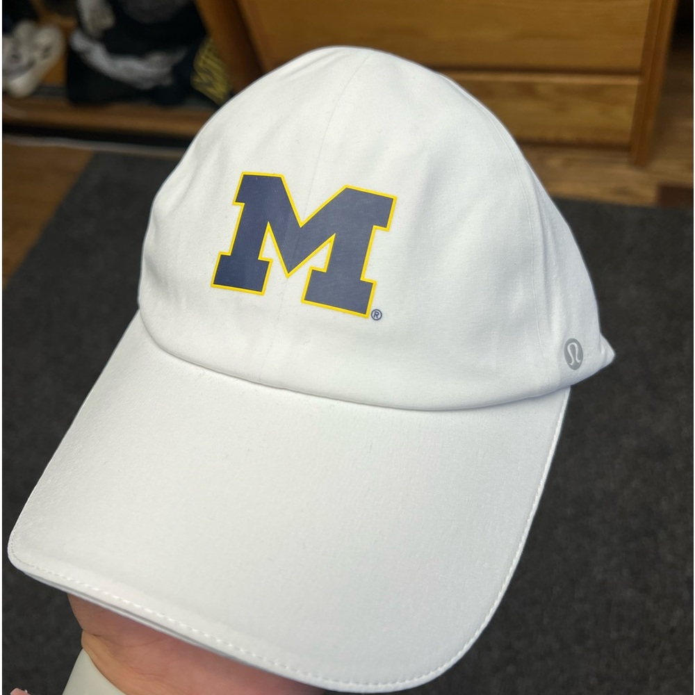 lulu umich running hat. brand new with tags, never worn.